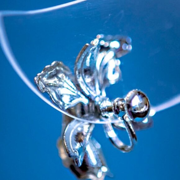 BEAUTIFUL Vintage Orchid Screw Back Earrings Silver Tone - Picture 5 of 9